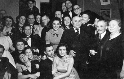 Heimann Faimann Majofes
Left to right.
In the top row: Rasse Furmanski, Gita Fainmann, Teffi Fainmann, Riva Zivjan, Simon Smolenski, Aron Tamarkin, Harry Paturski, ?, Press (with glasses), Teffy Furmanski, Gitta Heimann, Ize and Yetta Fainmann 
In the middle row: Rasse Paturski (in white), Teffi Majofes, Lea Balonov, Gitti Heimann, Salman Heimann
At bottom: Abram Paturski (half face), Alice Furmanski, Rachel Zivjan, Lea Eidus (Heimann), Benzion Heimann, Dora Feimann 


Keywords: [M] [B] [H] [F]