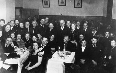 Kaplan, Bakscht, Dobruschkes etc.  Tartu
Left to right.
Sitting: Esra Dobruschkes, Berta Kolovski (Kaplan), ?, Margot Hirsch, ?, ?, Gita Kaplan (Bakscht), Ljuba Bella Bakscht (Samsonov), ?, ?, David Pasternak?, Kaplan, ?
Sitting at the right side of the table: Rosa Blumenfeld (Dobruschkes), provisor Jakob Blumenfeld
Standing: Tanja Dobruschkes (Jankovski), ?, Jakov Kropman, Fanny Kaplan, Anna Kropman (Kaplan), Aron Jakov Jakobson, ?, David Bakscht, Braine Levitin, Schlomo Bakscht, ?, ?, ?, Drui?
