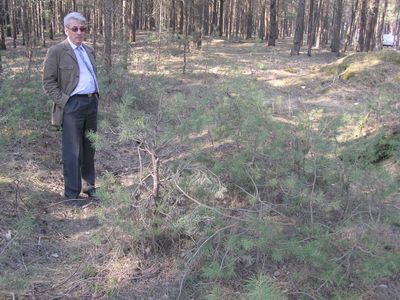 Probable site of the murdering of the Tallinn Jewish women
Avi Dobrusch showing the probable site (4/2006). Near Liiva Männiku
