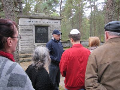 Klooga 16.9.2010  6
Aavi Dobrusch explaining the sequence of events on 19.9.1944
