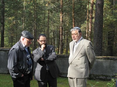 Klooga 16.9.2010  8
Left to right: Mark Abel, Estonian Chief rabbi Shmuel Kott, Juzef Luvistsuk
