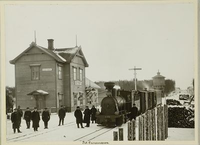 1870 - The Baltic railway is opened in Estonia. Some Russian Jews were among the builders. Some remained in Estonia.  
The Olustvere (Ollustfer) station. Was built in 1901. The picture is from the beginning of the XX century.
