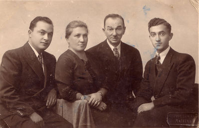 Kulman family
Left to right: Boris Kulman, Sophia (Sosja) Kulman (Schagal), Aron Moses Kulman, Jakob Meyer (Miron) Kulman.
