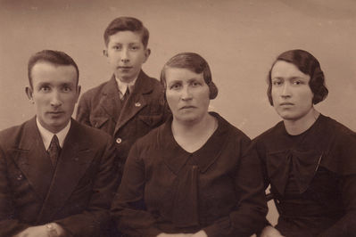 Schagal family
Left to right: Movscha Schagal, Josif Schagal, Taube Pasternak?, Lea Schagal (Pasternak)
