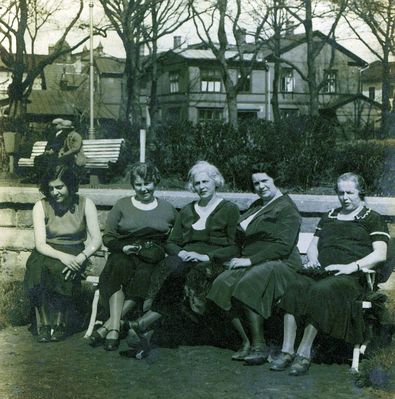 Pärnu, 1928
Left to right: Frieda Haitov (Krakusen), Dora Dwelaitzky(Levine), Olga Krakusen (Levine), Rebeka Jakobson (Levine), Frida Gisinski(Levine) 
