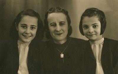 Kahn
Left to right: Evi Kahn (1931-1944), Valentina (Valli) Kahn (Vanatoa), Jenni Müürisepp (Kahn) 
