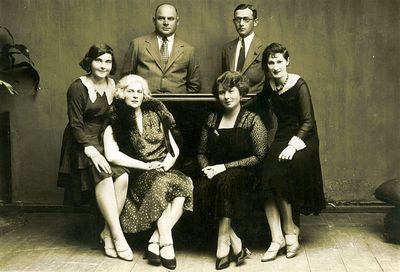 Krakusen and  Dwelaitzky families
Left to right: Frieda Krakusen, Olga Krakusen (Bernstein), Vulf Krakusen, Dora Dwelaitzky (Levitas, nee Levine), Caesar Dwelaitzky, Bella Dwelaitsky
