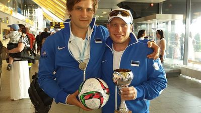 Anton Gramberg (futsal) and Vadim Rivlin (community director) after the warm welcome in Tallinn
Антон Грамберг и Вадим Рывлин – после теплого приема на Родине!

