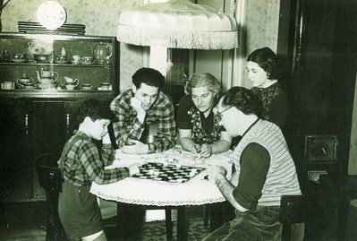 Haitov family in Pärnu
Left to right.
Daron Haitov, Gideon-Eli Haitov, Frieda Haitov (Krakusen), Schmuel Haitov, Aviva Haitov
