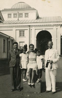 Kahn
Left to right.
Jeremia Kahn (1891-1979) ,Evi, Valli, Leib Kahn



