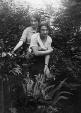 Anna Gor (Goldstein) and Sara Herzenberg (Buras) in 1936
Keywords: [H]