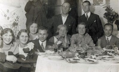 Unknown group.
Sitting at left Abram Dubrovkin (with musical instrument) [img]http://muuseum.jewish.ee/md.gif[/img]  
At far right possibly Isai (Isak) Dubrovkin
Keywords: [D]