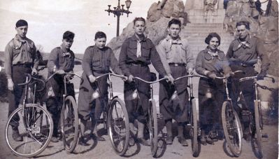 Friends on bicycles in Kadriorg. 15.4.1933
Left to right: Isi Goldmann, Izhak Haitin, Lev Slavitski, Herman Migdal, Mendel Grinstan, Rebekka Haitov, Samuil Rybak
