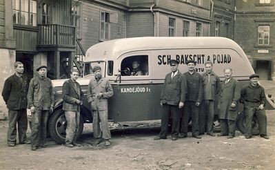 Bakscht Schloma & sons.
""Bakscht  & pojad" tegevusala oli tekstiili- ja galanteriitoodete kaubandus, aadressil Tartu Poe t 3. Kaubandusettevõttes töötas poeg Boriss Bakscht, tütremees Moses Kaplan oli ärijuht. Teoreetiliselt peaks vähemalt üks poeg veel firmaga seotud olema, aga internet andis ainult käesoleva info.
23.sept 1940 "Bakscht  & Pojad" natsionaliseeriti. Boriss asus tööle kammivabrikusse insener-ökonomistina, tema abikaasa, Riias sündinud Hana (Anna) jätkas tööd arstina. Kuna juudi perekond oli venekeelne ja vene kultuuriruumis kasvanud, siis olid nad tuleviku suhtes üsna optimistlikud.
13.juunil 1941, ööl vastu 14.juunit 39-aastane Boriss, tema 36-aastane abikaasa Hana ja nende lapsed 8-aastane Theodor ja 3-aastane Rina viidi kõige-kõige esimestena Tartu piirkonnast esimesse küüditamisvagunisse. Theodor on arutlenud selle põhjuste üle, et kas see tulenes nende perekonnanime esitähest ja A-tähega küüditatavaid polnud või elasid nad kõige lähemal või oli veel mingi muu põhjus."
