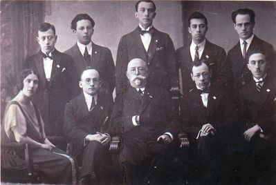 Tartu medical students - 1920
Left to right.
Sitting: Sara Bassel (Teischev), ?, ?, Jakob Pajenson
Standing: ?, ?, ?, ?, Haim Ring 
Keywords: [unknown]