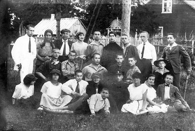 Maccabi? Tartu youth on trip to Elva - 1923
Top row: Boris Bakscht, B. Epstein, ?, ?, Goldov, Schura Kaplan, Gilinov, Willi Usvanski, ?
Middle row: ?, ?, ?, ?, ?, Levitin
Bottom row: ?, S. Goldov, Abram Kropman, Tasja Amitan, David Bakscht, Josef Usvanski, ?, ?, Pasternak 
Keywords: [U] [K] [G] [B] [P]