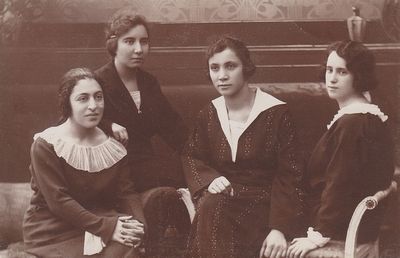 Tartu medical students - 1924
Left to right: Zila Rochlin (Slomka), ?, Haje Hene Ring (Zaks), Riva Gradnauer (Pikarevitsch)
