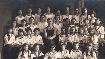 1925. Utechin with Tallinn school children
