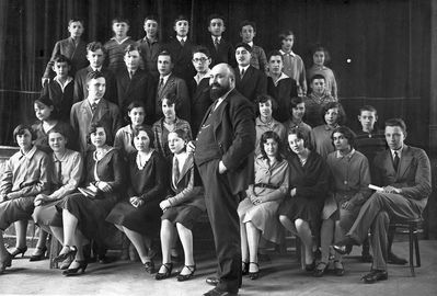 Tallinn - 1930.
Left to right. Sitting: Basja Schats, ?, Totsi Pakkin, Riva Scher, ?, Meri Jankelson, Anja Girson (Rybak), Rosa Tamarkin, Nosson Stark
Second from bottom: ?, Moissei Stark, ?, ?, Miki Schulkleper, Stella Schulkleper, Polja Rapoport, ? 
Second from top: ?, Robi Scher, Boris Beilinson, ?, ?, ?, Jakob Gordon, ?
Top row:  ?
