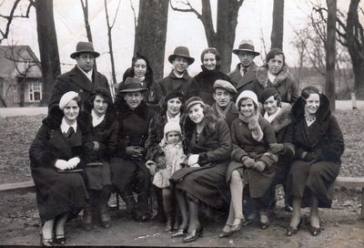 Tartu group. 1933
Sitting from left: Frume Katsev (Katsin). Sitting in the middle - Ester Paturski (Katsin)
