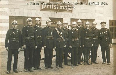 Pärnu firebrigade (VI department). 13.8.1922
Left to right: Ruven (Robert) Klaus, ?, ?, Abram Rachmiel Haitov, Schapse Permand, ?, ?, ?, Leo Kahn, Scholem Kuschner, Wulf Krakusen
