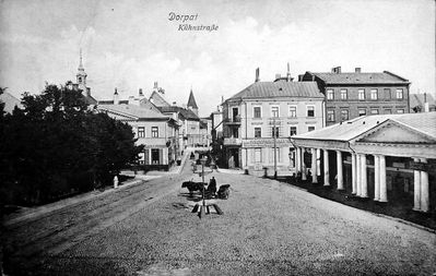 Gens Ber Tartu, Küüni tn. (Kühn str).
House at right in the rare. 
Firma 45 a. juubel. 6. septembril s. a. möödub 45 aastat tuntud firma B. Gens ja Pojad asutamisest. Firma B. Gens ja Pojad on asutatud 1885. aastal surnud Bernhard Gens'i poolt ja ta asus varem Rüütli tänaval, kust 1900. a. üle viidi praegusele kohale.

Postimees, 06.09.1930
