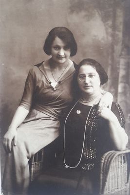 Aismann sisters
From left: Fanny Oley (Aismann) (1896-1940), Ida Bigel (Aismann) (1883-?)
