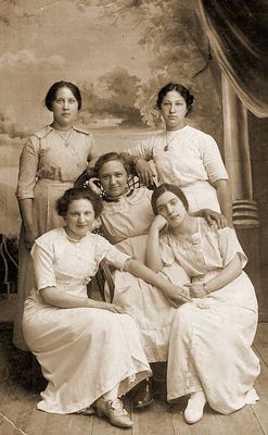 Aismann sisters
Left to right.
Top: Berta Aismann (1890-1962), Rebekka Danzig (Aismann) (1887-1965)
Bottom: Fanny Oley (Aismann) (1896-1940), Roche Galpern (Aismann) (1889-?)
In the middle: Olivson 
