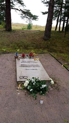 Pärnu children that were murdered in the synagogue were probably buried here.
Pärnu maakond, Tahkuranna vald, Reiu küla Rae. Erected after 1990. Picture taken in September 2014.
