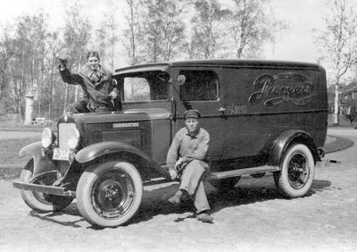 Vesset Max (Mendel)
Vessetile kuuluv Pärnu šokolaadi-ja kompvekitööstuse veoauto Chevrolet.
Chevrolet of the  Pärnu Chocolate faсtory owner Max (Mendel) Vesset. 1935. 
