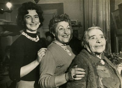 "3 generations" of Furmanskys.
Left to right:
Binna Luik (Glükmann, nee Glikmann), Sara Glikmann (Furmansky),  Rasche Furmansky (?)

