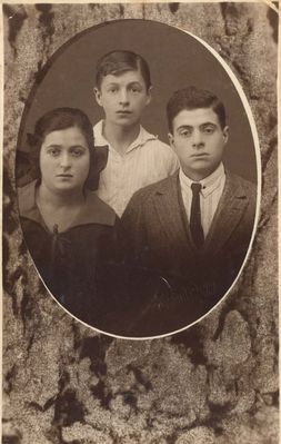 Gordin family
Sara (Jette) Gordin (Lemchen) (1907 - ?  [img]http://muuseum.jewish.ee/md.gif[/img] ), Josif Gordin ?, Isak Gordin (1906 - 1941  [img]http://muuseum.jewish.ee/md.gif[/img] )
