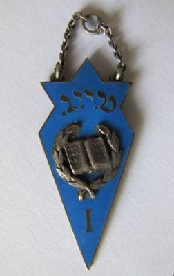 Tallinn Jewish Gymnasium - 1939/40
Badge presented to Isak Bachmat - the inspector of the TJG
Keywords: [B]