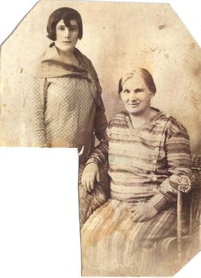 Meri Kuritski (Abramovitsch) with her mother Sore Golda  (probably)
