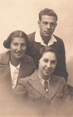 "Last Sangaste mohicans"
Left to right: Liebe Bell, Dov Meiri (Maisel), Miriam Gordon (Josselson)
