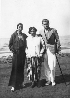 Anna Jofan (Levinovitsch); Helen Levinovitsch (Sundelevitsch); Leo Leitch (Levinovitsch)
