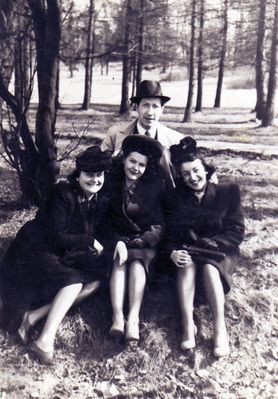 17.4.1949. Schagal, Beilinson
Josif Schagal with his first wife (in the middle), Stella Beilinson (from right) and Schagal wife's friend.
Keywords: [S]