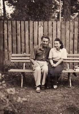 Moissei (Muha) Beilinson [img]http://muuseum.jewish.ee/md.gif[/img] and Irene (Njuta) Beilinson (Kljas) in Narva Jõesuu summer house. 1939.
