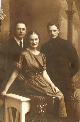 Binmann siblings (between 1920 and 1924) in Pärnu
Left to right: Harry Binman, dr Ella Põld (Binman) [img]http://muuseum.jewish.ee/md.gif[/img], Harri (Herz Mosche) Binman (b. 1909) [img]http://muuseum.jewish.ee/md.gif[/img]. Both Ella and Harri were killed in Estonia. Harry emigrated to USA in 1909 and died there.
