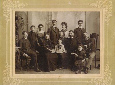 Levin family (Pärnu) ~ 1907
Left to right.
Sitting: Hirsch (1883-1941), Dina, Ber (1902-1967), Josif, Dora (1899-1949), Abram (1890-1950)
Standing: Itzhak (Detzi) (1895-1941), Mery (1892-1938), Abram Schaul (1885-1941), Ida (1891-1951), Haim (1894-1934)
