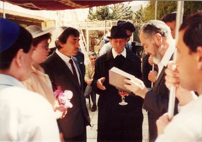 Huppa with Rav Kahane. Jerusalem, 15.3.1989
Left to right. Ira Sonin (Levin), ?, ?, Rav Meir Kahane
