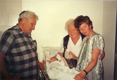 Levin. 21.8.1989
Meir Levin, Mascha Levin (Grinstan), Mia Barsky (Levin) with newborn Baruch Charney.
