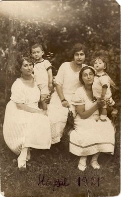 Haapsalu 1921 Levinson Levin Kofkin
Left to right.
Dora Levinson (Kofkin), Mones Levinson, ?,  Ester Levin (Kofkin), Leo Levinson
Keywords: [L]