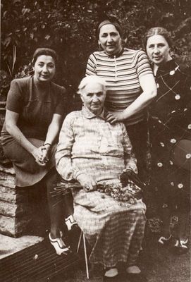 Kofkins. Tallinn-Kose 1938.
Left to right.
Ester Levin (Kofkin), Zisle Kofkin (Gordon), Betty Besprosvanie (Kofkin), Sara Josselson (Kofkin) [img]http://muuseum.jewish.ee/md.gif[/img]
