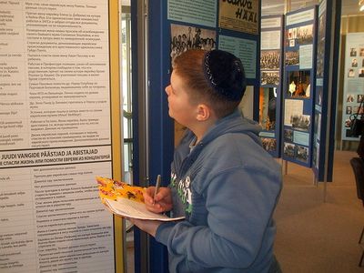 Searching for answers for the school quiz. Tallinn Jewish School.
