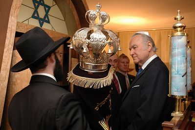 President Arnold Rüütel's visit to community in Chanuka 7.12.2004
Mr president in the synagogue. With the estonian rabbi Mr Shmuel Kot
