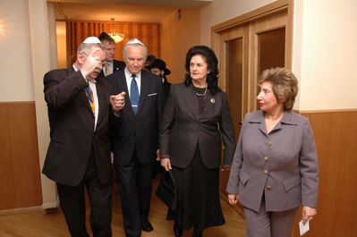 President Arnold Rüütel's visit to community in Chanuka 7.12.2004
Left to right: The head of the synagogue Mr Boris Oks, Mr president A. Rüütel, Mrs president I. Rüütel, the chairperson of the Community Mrs Cilja Laud
