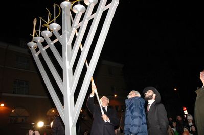 President Arnold Rüütel's visit to community in Chanuka 7.12.2004
Lighting the first candle
