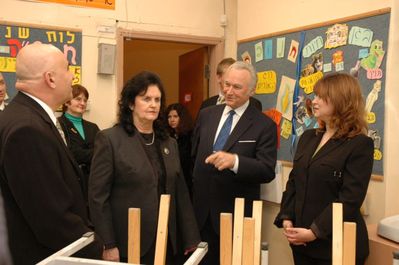 President Arnold Rüütel's visit to community in Chanuka 7.12.2004
In the school class
