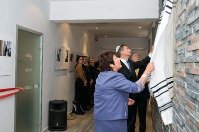 b2 Opening of the memorial wall
